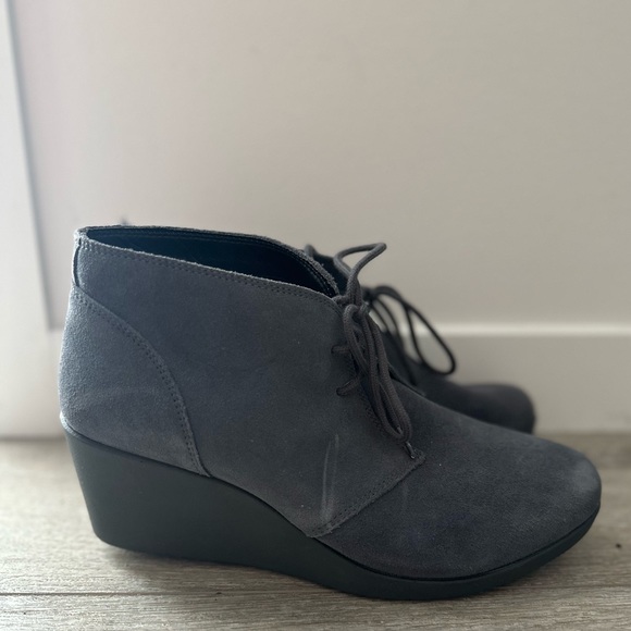 NWOT CROCS REAL SUEDE LEATHER ANKLE WEDGE BOOTIES - Picture 5 of 7